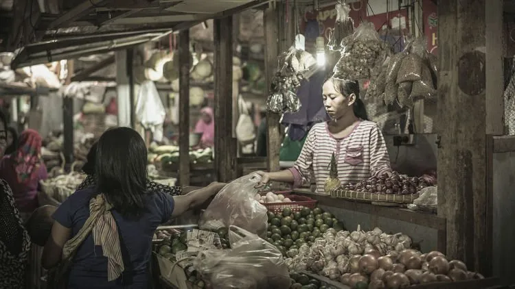 Karena Rezeki Mereka Adalah Bahagia Kita. Daripada Belanja di Supermarket, Kenapa Nggak Pilih Warung Tetangga Aja? 9