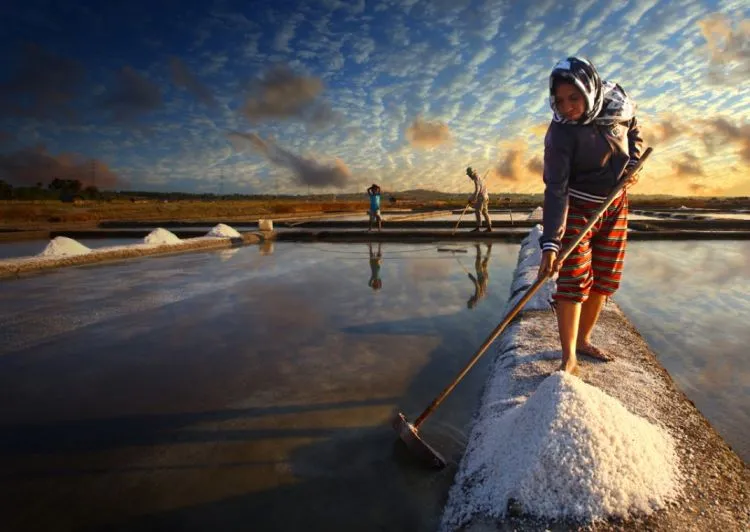 Inilah 12 Foto Traveling Terbaik Hasil Bidikan Fotografer dengan Latar Budaya dan Alam Indonesia. Mana yang Kamu Suka? 15