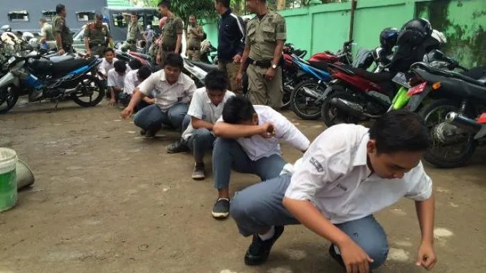 Mulai Dari Guru Galak Sampai Naksir Kakak Kelas, 15 Hal Ini yang Ngga Akan Pernah Kamu Lupakan Di Masa SMA 20