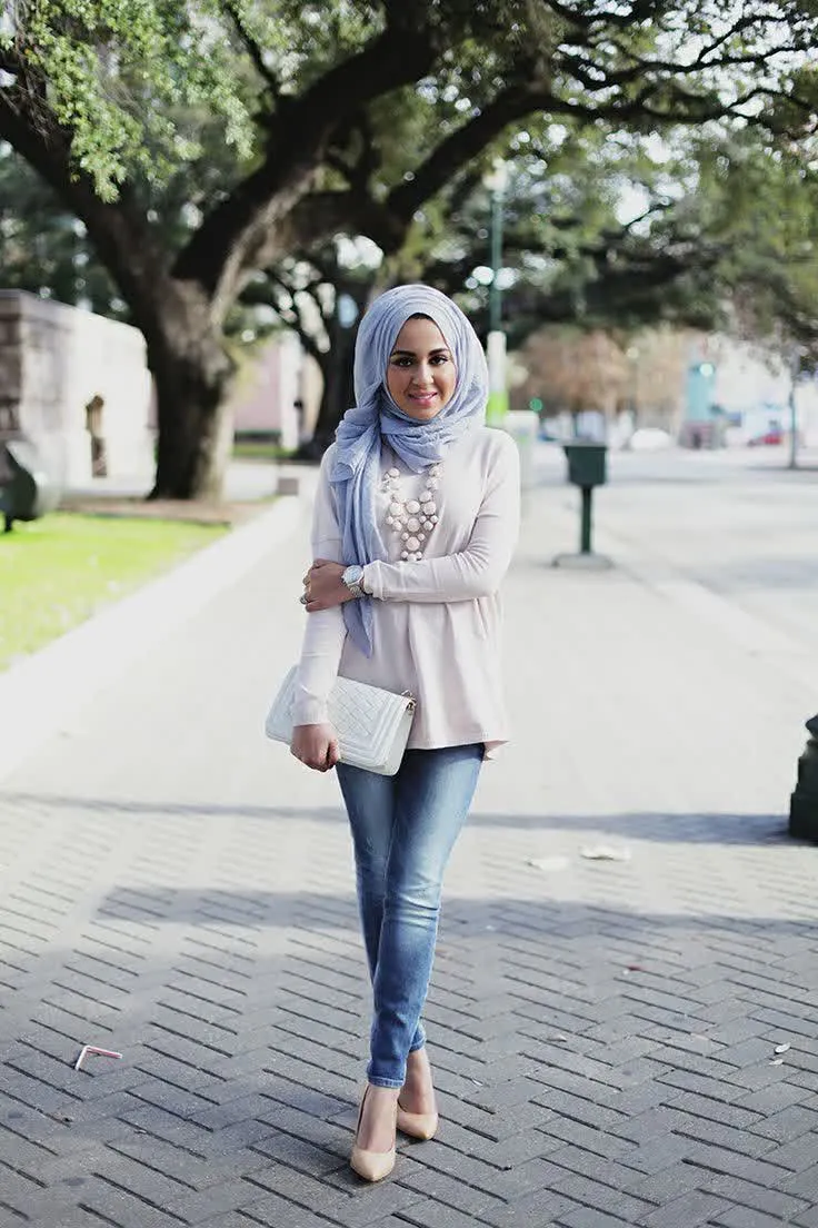 7 Gaya Hijab Buatmu yang Nyaman Ber-Jeans dan Kemeja. Biar Nggak Kelihatan Biasa Aja 12