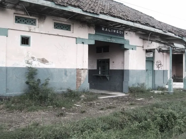 Dari Wanita Cantik Hingga Suara Tangis, Inilah Stasiun-stasiun di Indonesia yang Punya Cerita Mistis! 10