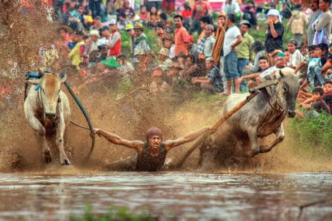 Inilah 12 Foto Traveling Terbaik Hasil Bidikan Fotografer dengan Latar Budaya dan Alam Indonesia. Mana yang Kamu Suka? 17