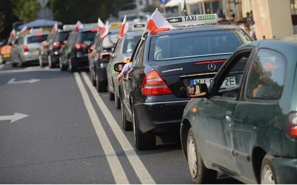 5 Aksi Demo Menolak Uber Taxi di Berbagai Negara. Sama Sekali Nggak Anarkis Kayak di Jakarta! 6