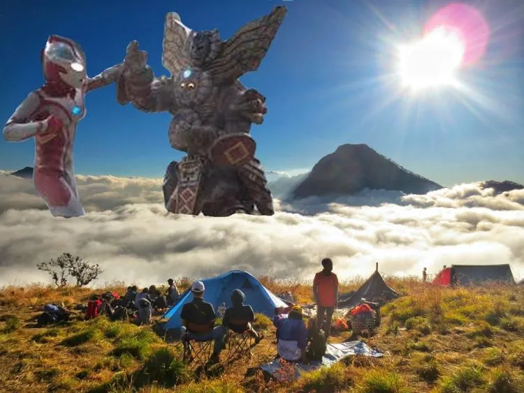 Fenomena Meme Para Pendaki Alay di Puncak Gunung yang Bikin Sebal. Kamu Boleh Ngakak, Juga Boleh Kesal! 14