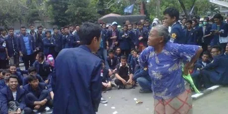 9 Hal Kocak Dari Pendemo Di Indonesia yang Ngga Bakal Kamu Temukan Di Negara Manapun 14