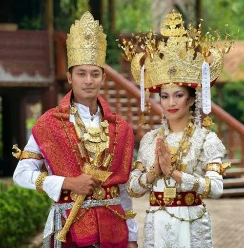 12 Inspirasi Busana Pengantin Tradisional, Membuat Kita Makin Cinta Sama Indonesia 22