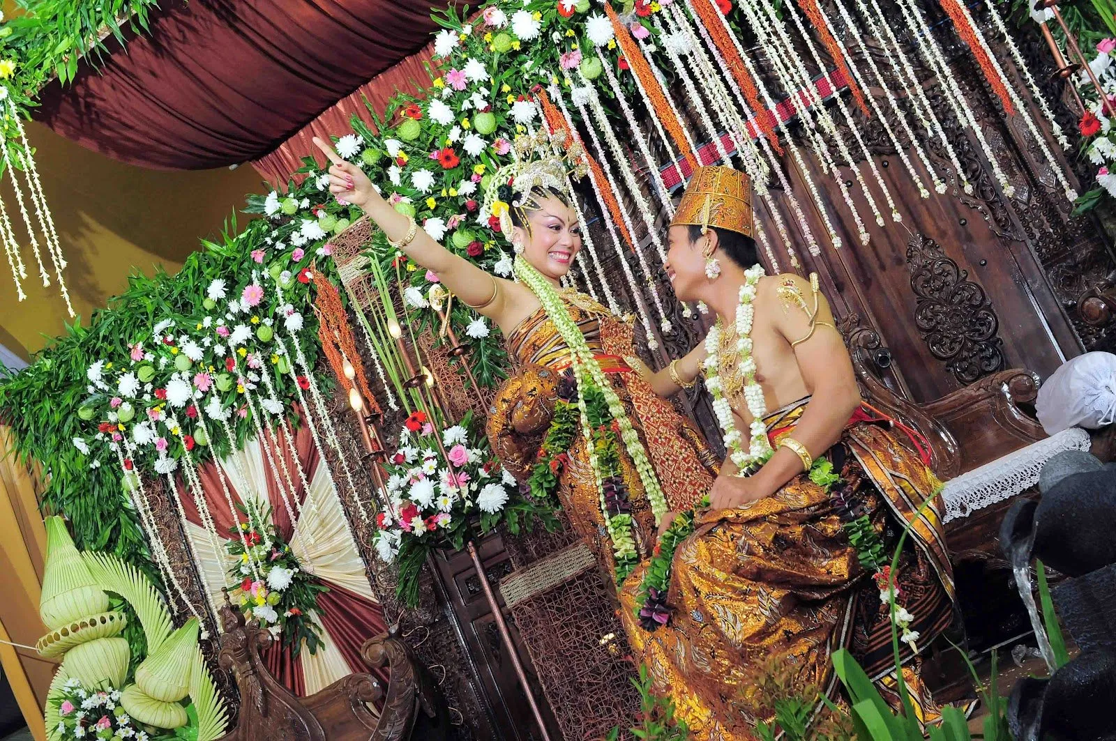 12 Inspirasi Busana Pengantin Tradisional, Membuat Kita Makin Cinta Sama Indonesia 16