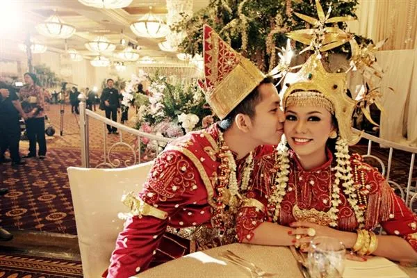 12 Inspirasi Busana Pengantin Tradisional, Membuat Kita Makin Cinta Sama Indonesia
