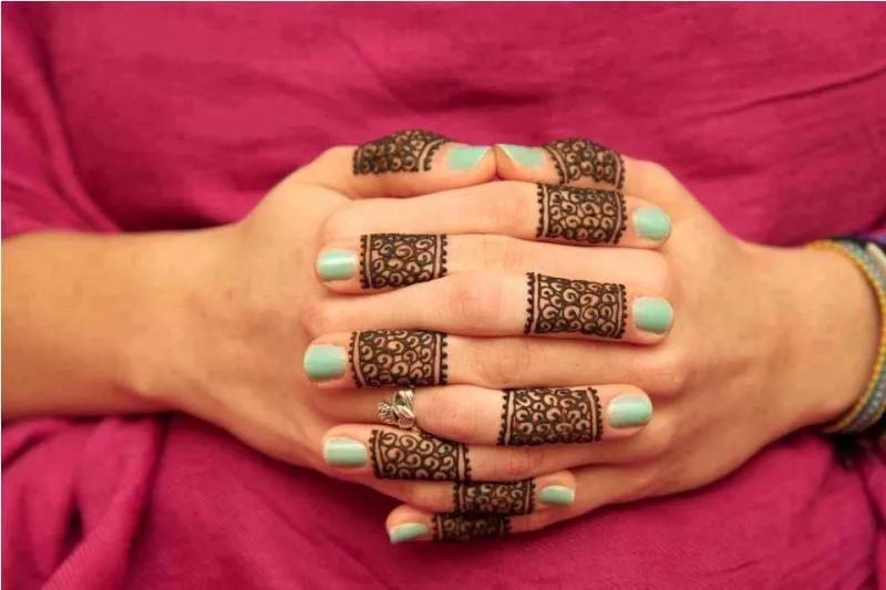16 Inspirasi Henna Art Anti Mainstream, Demi Momen Pernikahan yang Tak Terlupakan! 36