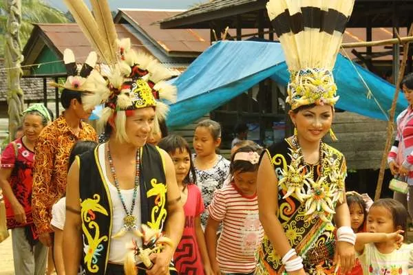 12 Inspirasi Busana Pengantin Tradisional, Membuat Kita Makin Cinta Sama Indonesia 26
