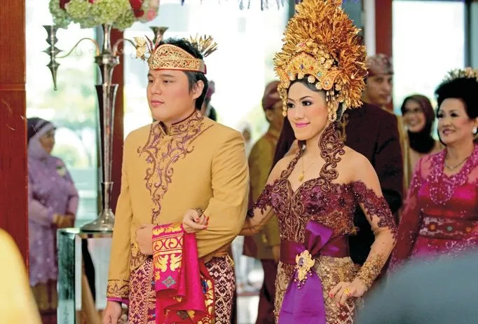 12 Inspirasi Busana Pengantin Tradisional, Membuat Kita Makin Cinta Sama Indonesia 18