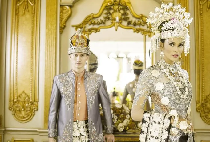 12 Inspirasi Busana Pengantin Tradisional, Membuat Kita Makin Cinta Sama Indonesia 27