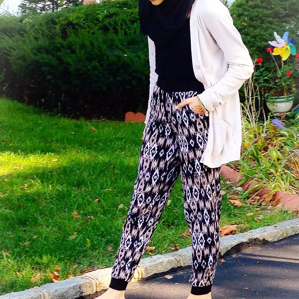 Ingin Terlihat Modis Tapi Tak Terlalu Feminin? 9 Gaya Jogger Pants Dengan Hijab Ini Wajib Kamu Coba! 11