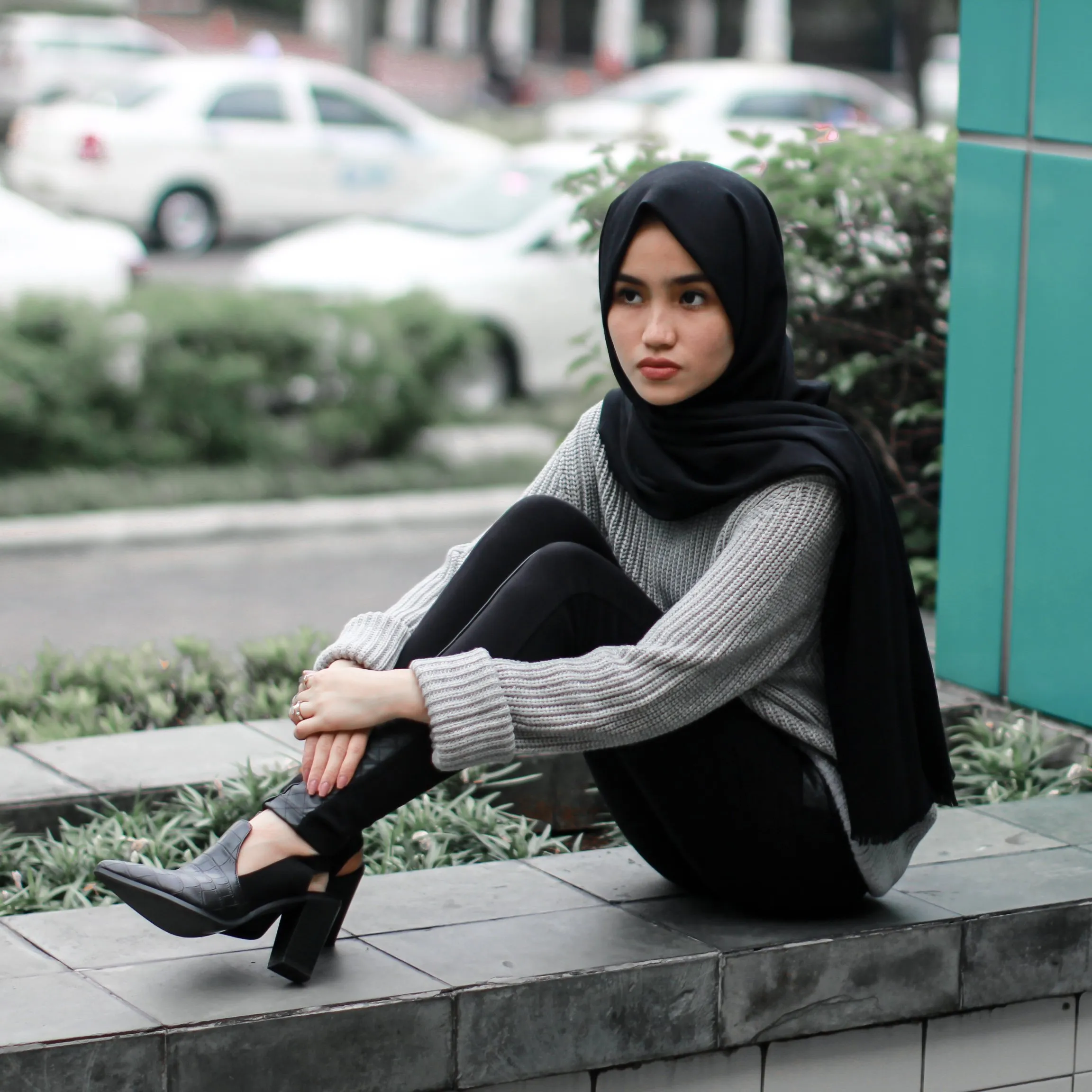 Mari Menikmati Musim Hujan Yang Dingin nan Romantis, Dengan 8 Mix and Match Sweater Cantik Ini. 24