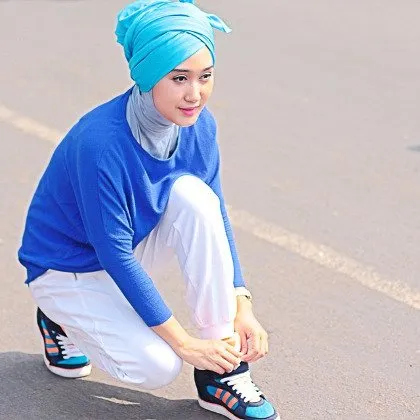 Ingin Terlihat Modis Tapi Tak Terlalu Feminin? 9 Gaya Jogger Pants Dengan Hijab Ini Wajib Kamu Coba! 10