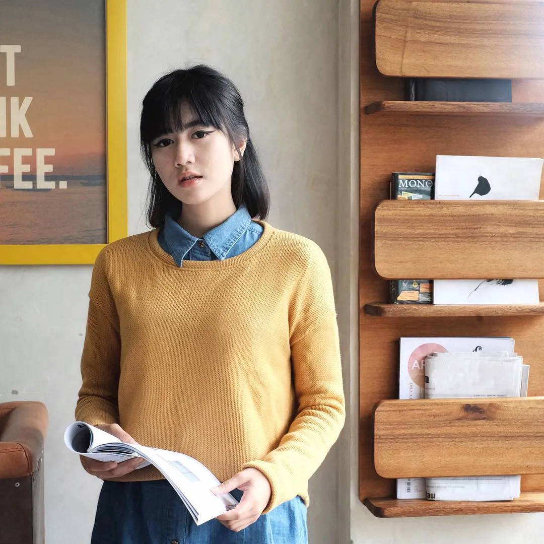 Mari Menikmati Musim Hujan Yang Dingin nan Romantis, Dengan 8 Mix and Match Sweater Cantik Ini. 18