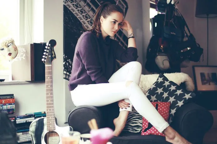 Mari Menikmati Musim Hujan Yang Dingin nan Romantis, Dengan 8 Mix and Match Sweater Cantik Ini. 14