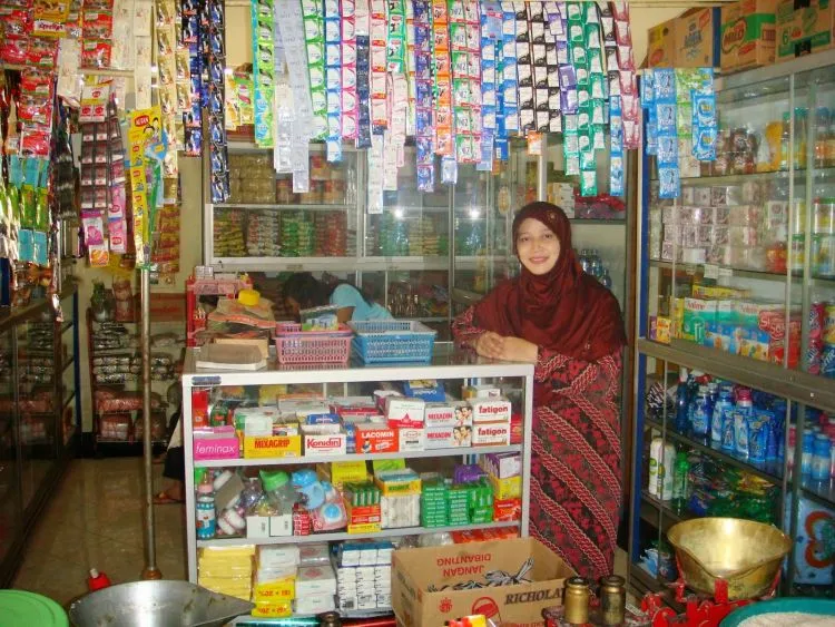 Karena Rezeki Mereka Adalah Bahagia Kita. Daripada Belanja di Supermarket, Kenapa Nggak Pilih Warung Tetangga Aja? 8