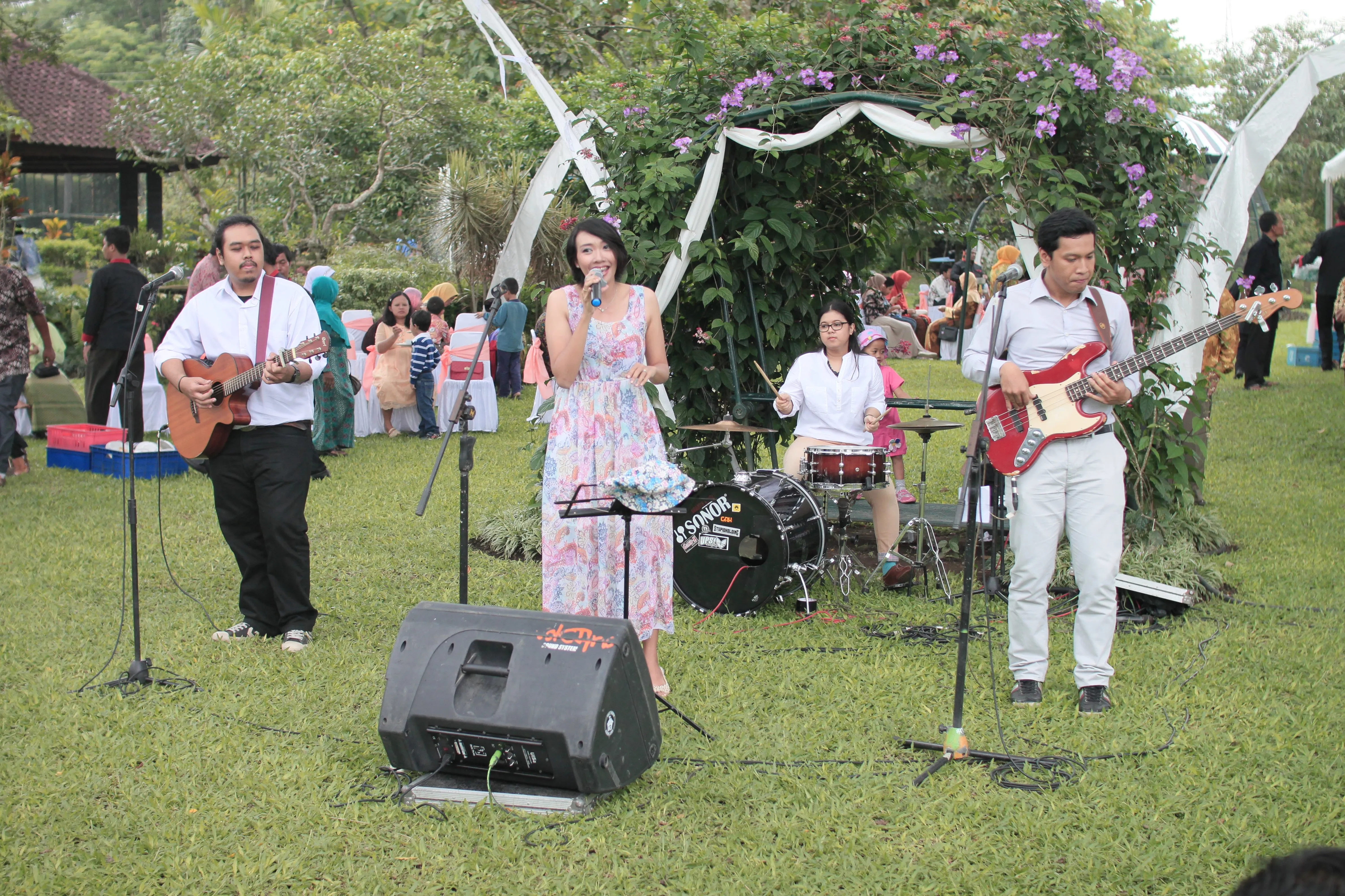 Jika Kamu dan Dia Ingin Resepsi Pernikahan Yang Santai dan Berkesan, Picnic Wedding Mungkin Bisa Jadi Pilihan. 23