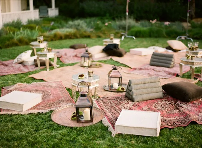 Jika Kamu dan Dia Ingin Resepsi Pernikahan Yang Santai dan Berkesan, Picnic Wedding Mungkin Bisa Jadi Pilihan. 15