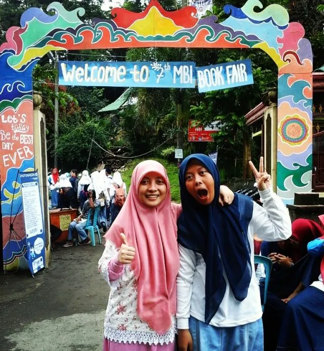 Foto bersama dede didepan pintu masuk 7th MBF