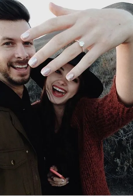 Kenapa Orang-Orang Sering Banget Update Foto Cincin Tunangan Atau Nikah di Media Sosial? Ini 6 Alasannya! 9