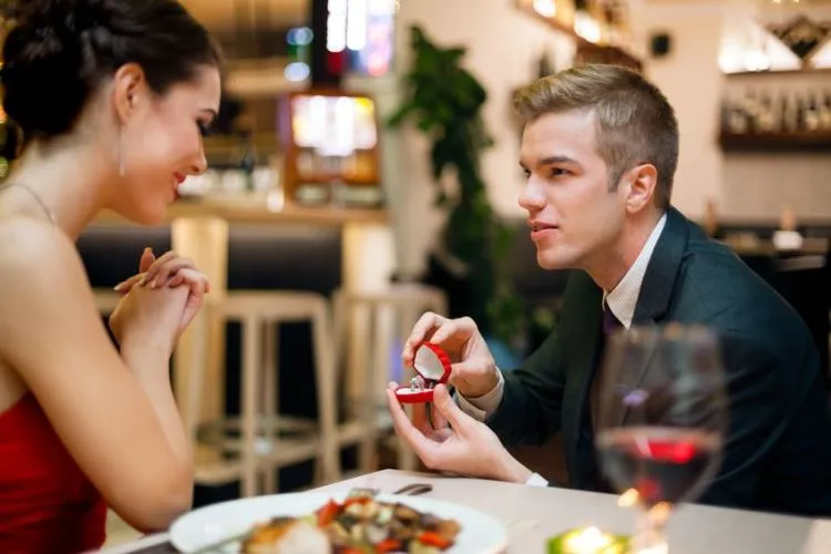 Untuk Pria yang Ingin Hidup Bersama Wanitamu dalam Ikatan Halal, 10 Tipe Lamaran Romantis Seperti Ini Lho yang Dibayangkan si Dia 14