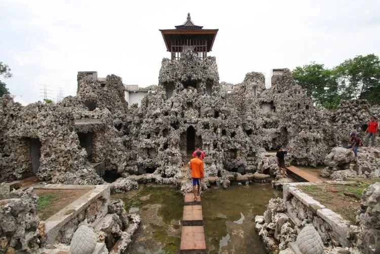 Cirebon Nggak Cuma Terkenal Kulinernya Saja. Wisata Sejarahnya Bakal Bikin Kamu Pengen Segera Ke Sana! 8