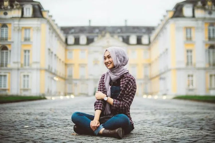 7 Gaya Hijab Buatmu yang Nyaman Ber-Jeans dan Kemeja. Biar Nggak Kelihatan Biasa Aja