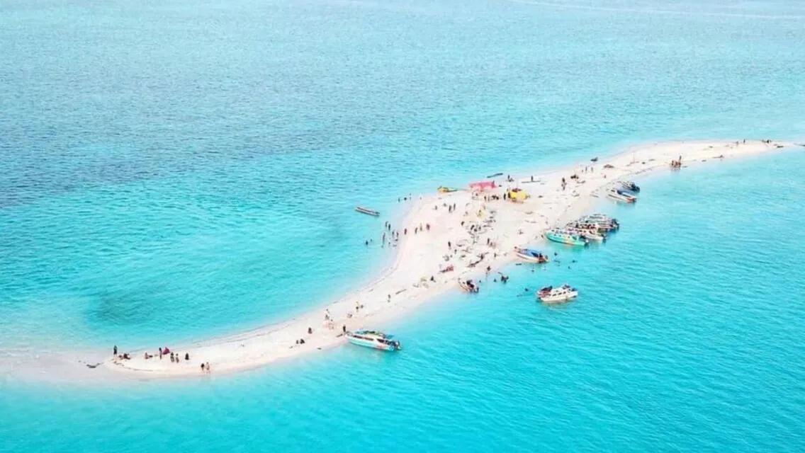 10 Pantai Terindah di Indonesia yang Begitu Syahdu. Kamu Wajib Mengunjungi Setidaknya Sekali Seumur Hidupmu! 16 pantai derawan