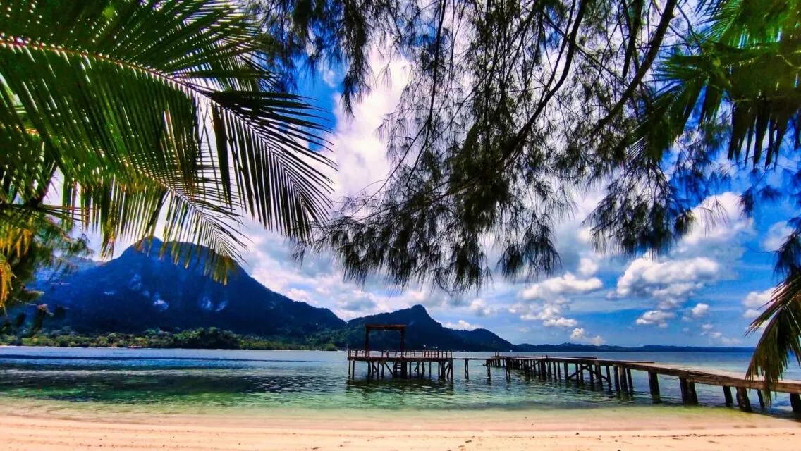 10 Pantai Terindah di Indonesia yang Begitu Syahdu. Kamu Wajib Mengunjungi Setidaknya Sekali Seumur Hidupmu! 18 Pantai Ora, Maluku Tengah, Maluku