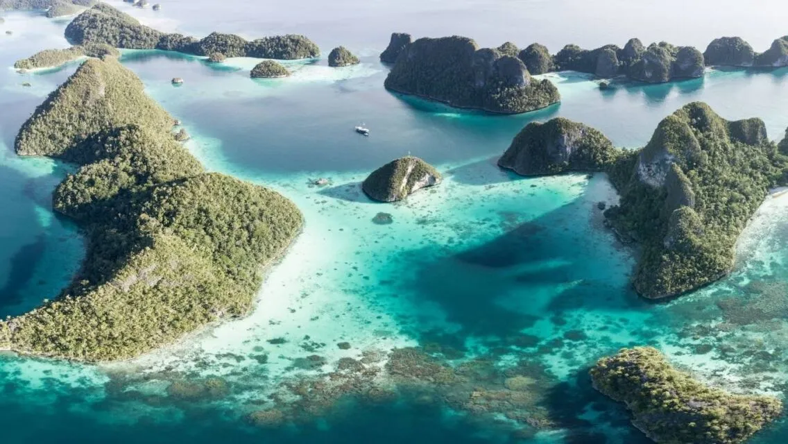 10 Pantai Terindah di Indonesia yang Begitu Syahdu. Kamu Wajib Mengunjungi Setidaknya Sekali Seumur Hidupmu! 20 Pantai raja ampat di Papua Barat