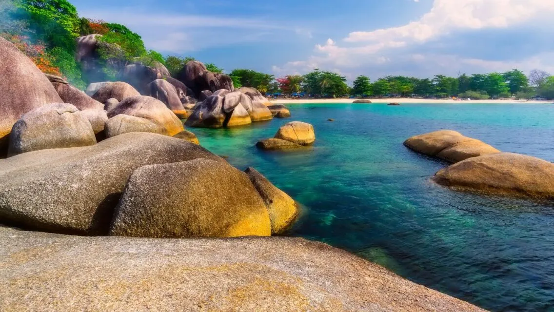 10 Pantai Terindah di Indonesia yang Begitu Syahdu. Kamu Wajib Mengunjungi Setidaknya Sekali Seumur Hidupmu! 13 keindahan pantai tanjung tinggi