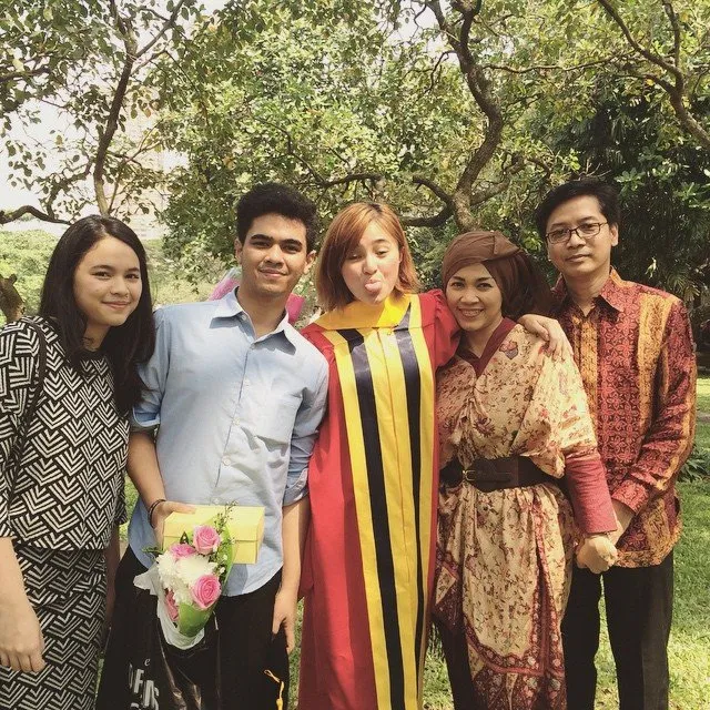13 Foto yang Menggambarkan Kedekatan Marshanda Dengan Irwan, Papa Kandungnya 19