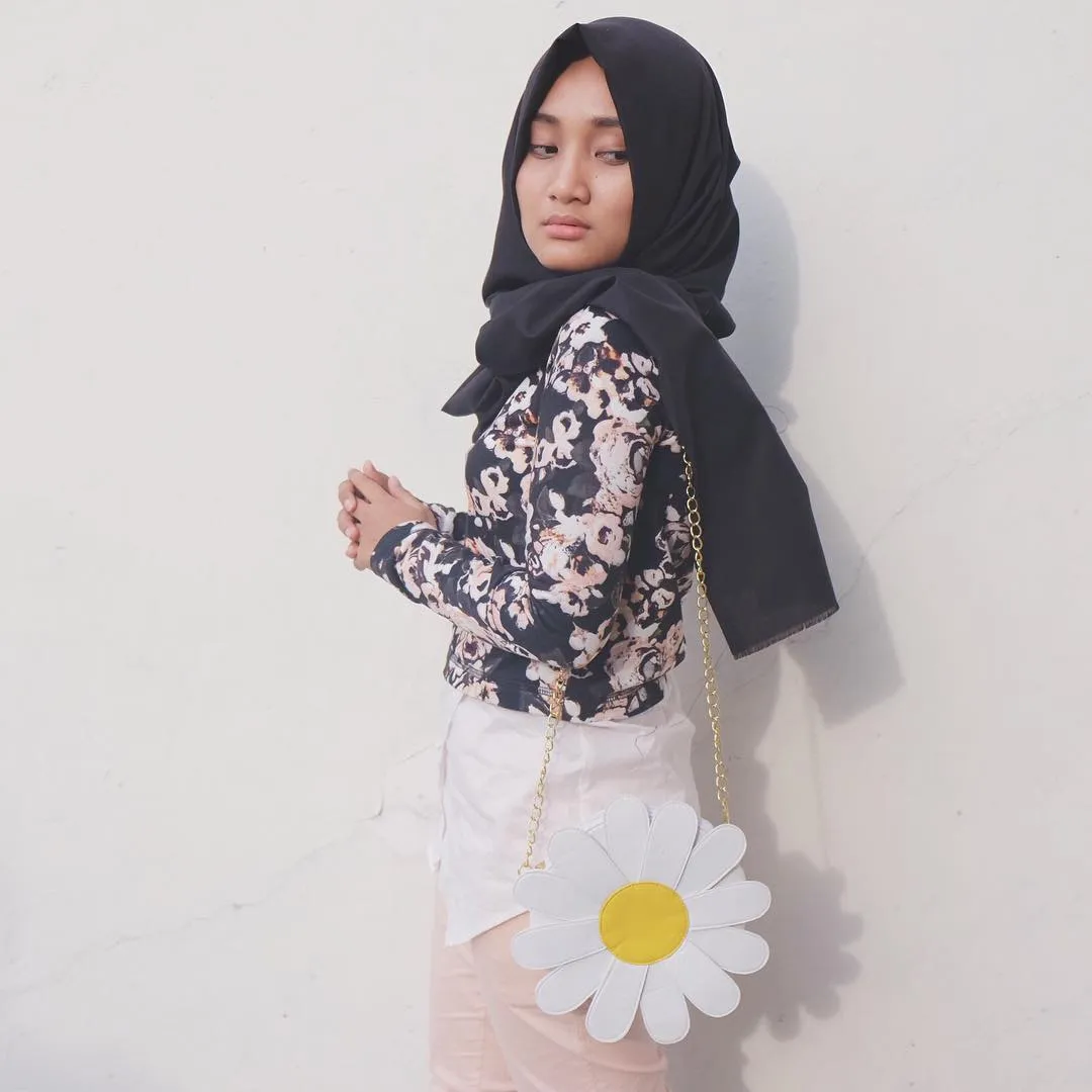 10 Gaya Hijab Fatin Shidqia Untukmu Yang Bertubuh Mungil, Biar Makin Kece. 18