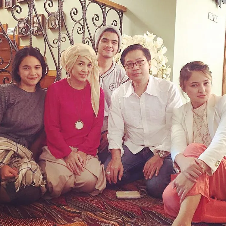 13 Foto yang Menggambarkan Kedekatan Marshanda Dengan Irwan, Papa Kandungnya 18