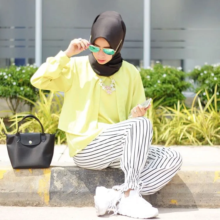 Biar Tambah PD dan Nggak Terlalu Mencolok Pakai Baju Kuning, Kamu Wajib Coba 7 Paduan Ini 16