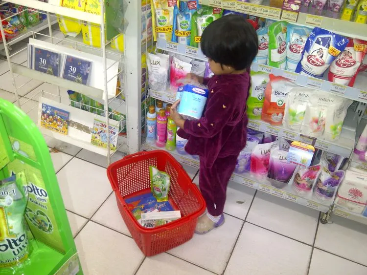 Karena Rezeki Mereka Adalah Bahagia Kita. Daripada Belanja di Supermarket, Kenapa Nggak Pilih Warung Tetangga Aja? 6