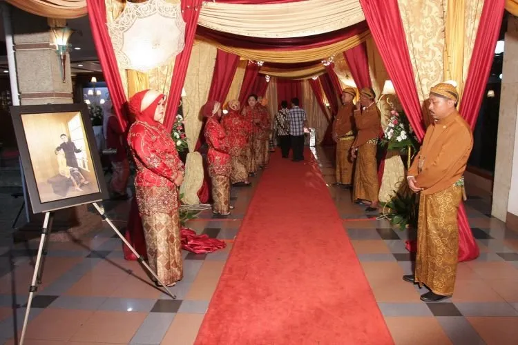 Resepsi Pernikahan Itu Tak Hanya Soal Kebahagiaanmu Saja, Orangtua Pasti Ambil Bagian. 7 Hal yang Perlu Dirundingkan agar Acara Sakral Tetap Berjalan Sesuai Keinginan 10