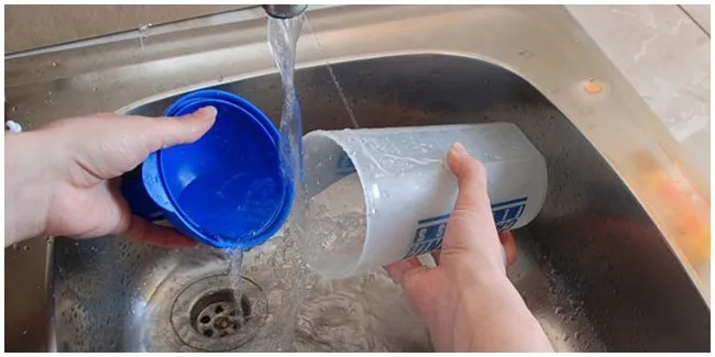 Biar Botol Minuman Kesayangan Nggak Jadi Sarang Kuman, Bersihkan Saja Dengan 6 Cara Ini! 11