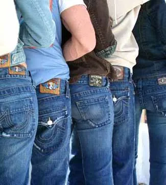 Pakai Jeans Memang Bikin Bebas Bergerak. Ini Curhatan Kamu yang Kemana-mana Sukanya Pakai Jeans 16