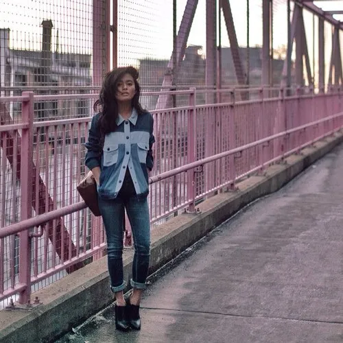Pakai Jeans Memang Bikin Bebas Bergerak. Ini Curhatan Kamu yang Kemana-mana Sukanya Pakai Jeans 23