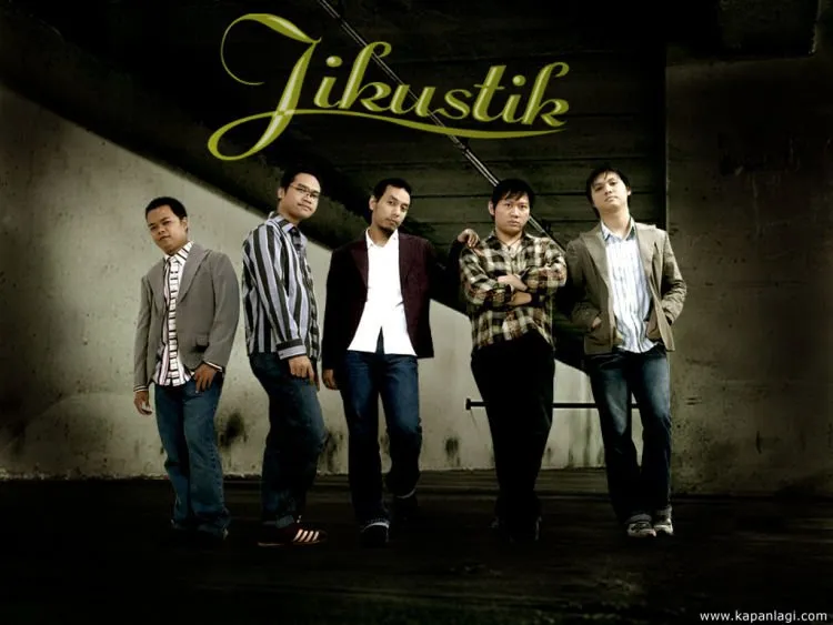 8 Lagu yang Bikin Kamu Menikmati Hujan dan Kenangan. Hati-Hati Galau Dadakan~ 9