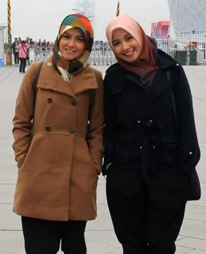 7 Alasan Kamu Tetap Setia Sama Hijab Segi Empat Sederhana, Walau Hijab Udah Banyak Modelnya 8