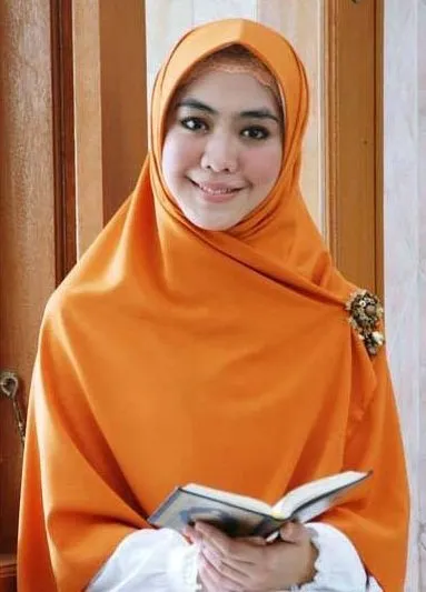 7 Alasan Kamu Tetap Setia Sama Hijab Segi Empat Sederhana, Walau Hijab Udah Banyak Modelnya 10