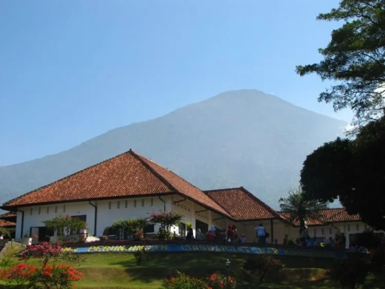 Cirebon Nggak Cuma Terkenal Kulinernya Saja. Wisata Sejarahnya Bakal Bikin Kamu Pengen Segera Ke Sana! 12