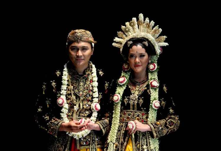 12 Inspirasi Busana Pengantin Tradisional, Membuat Kita Makin Cinta Sama Indonesia 20