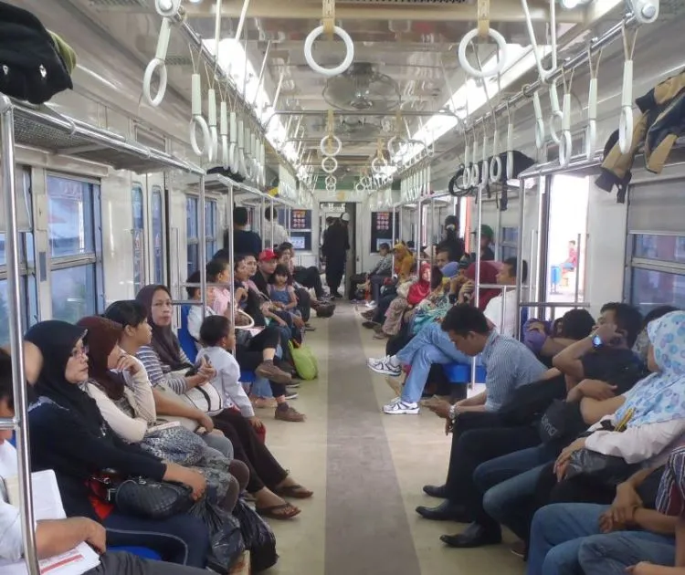 Karena KRL Jadi Transportasi Favorit Warga Jakarta. Kamu Bakal Menemukan Berbagai Tipe Manusia Ini Di Sana 26