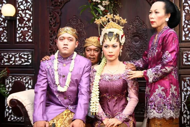 Resepsi Pernikahan Itu Tak Hanya Soal Kebahagiaanmu Saja, Orangtua Pasti Ambil Bagian. 7 Hal yang Perlu Dirundingkan agar Acara Sakral Tetap Berjalan Sesuai Keinginan 8