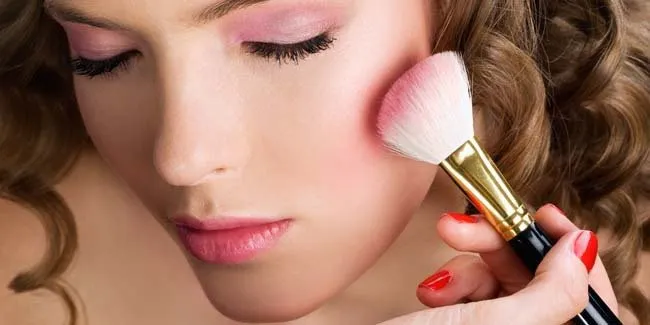Bingung Make Up yang Pas Buat Pergi Kondangan? Tenang, 11 Tips Ini Bisa Kamu Praktikkan! 17